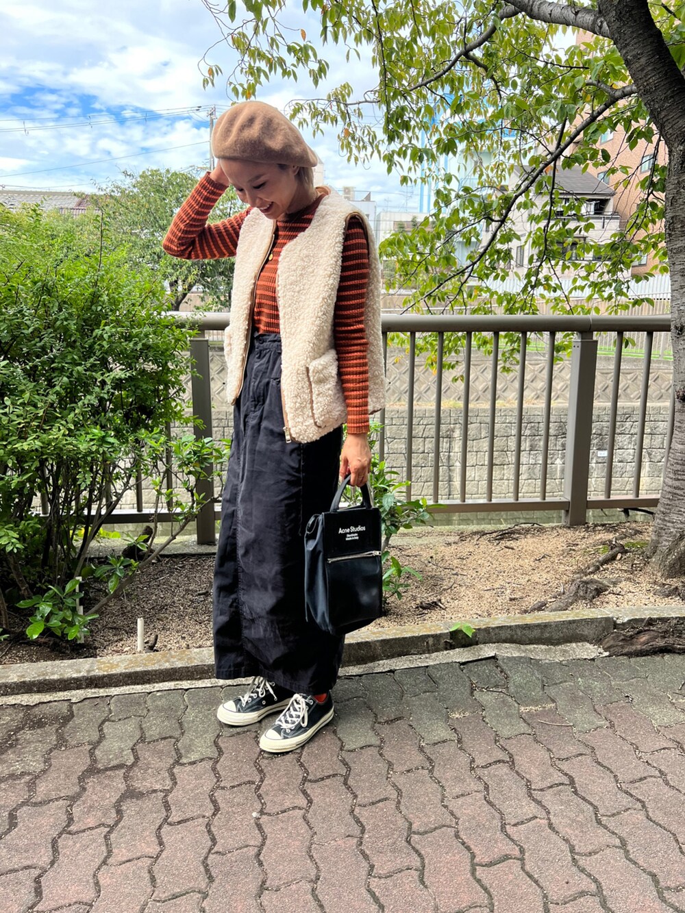 「秋服コーデ、秋ルック紹介するよ、シンプルスタイル、お洒落さんとつながりたい、カジュアル、オトナカジュアル、プチプラコーデ、ootd、ママコーデ、30代コーデ」｜「SENSE OF PLACE by URBAN RESEARCHのアイテム（トップス、オレンジ系）」を使った、aiさん（レディース・161cm）の秋コーディネートの2枚目の写真