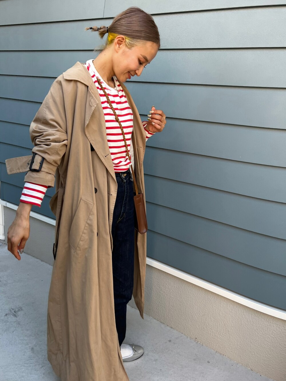 「秋ルック紹介するよ、秋冬コーデ、秋服、秋服コーデ、きれいめカジュアル、ボーダートップス、トレンチコート、ママコーデ、大人カジュアル、着回しコーデ、シンプルコーデ」｜「BLACK BY MOUSSYのKONA One wash DENIM（デニムパンツ、ブルー系）」を使った、aiさん（レディース・161cm）の秋コーディネートの2枚目の写真