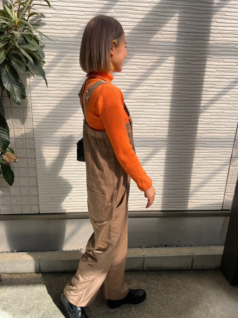 「秋ルック紹介するよ、秋コーデ、カジュアルコーデ、秋、大人カジュアル、ママファッション、ママコーデ、着回しコーデ、シンプルコーデ」｜「JEANASISのアソートベルトキリカエサロペ/933956（サロペット/オーバーオール、ベージュ系）」を使った、aiさん（レディース・161cm）の秋コーディネートの2枚目の写真