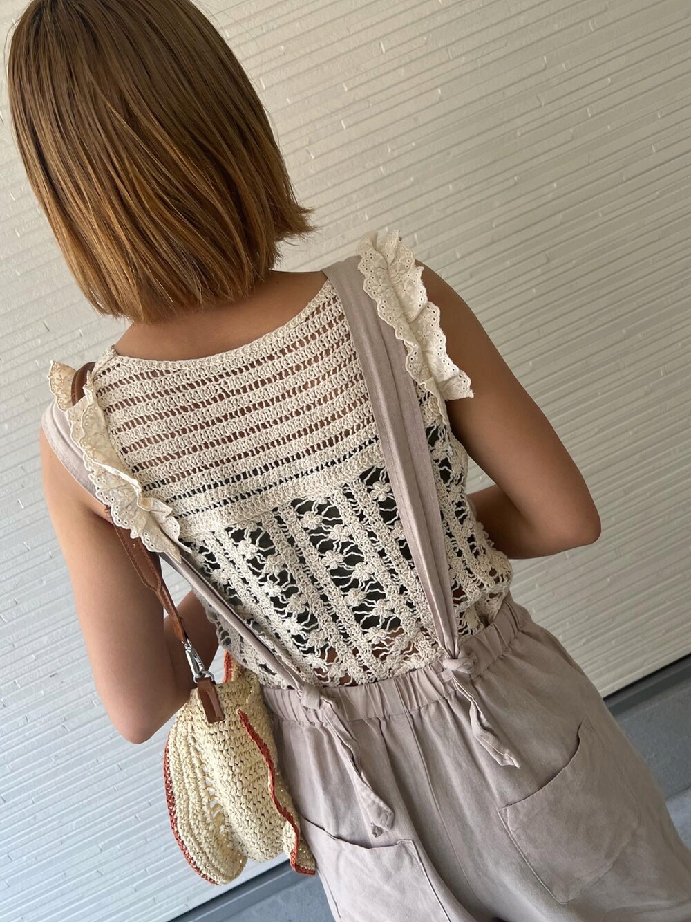 ホワイト系のキャミソール、ベージュ系のサロペット/オーバーオール、ホワイト系のサンダルを着用したレディースの夏コーディネートの3枚目の写真