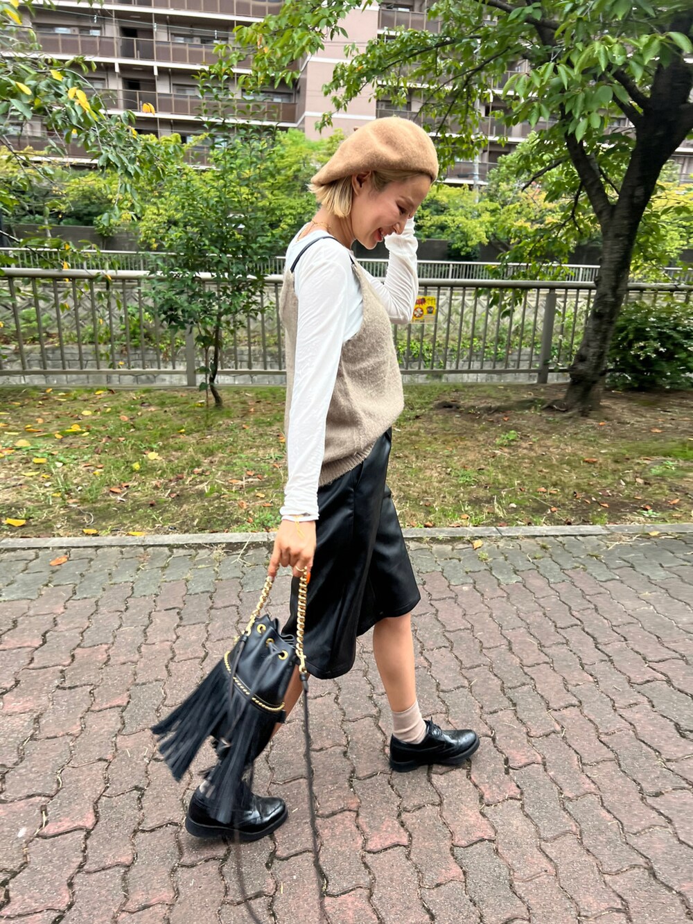 「秋ルック紹介するよ、秋服、カジュアルコーデ、お洒落さんとつながりたい、お出かけコーデ、シンプルスタイル、着回しコーデ、プチプラ、大人カジュアル、ママコーデ」｜「Bonjour Saganの【2022 S/S 新作】フェイクレザーバミューダパンツ（その他パンツ、ブラック系）」を使った、aiさん（レディース・161cm）の秋コーディネートの3枚目の写真