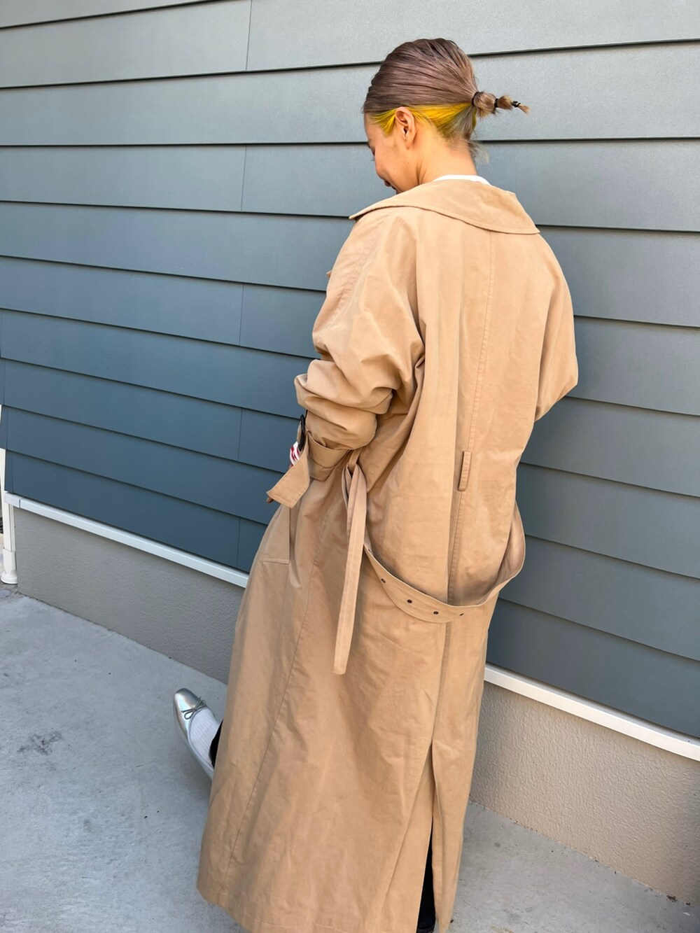 「秋ルック紹介するよ、秋冬コーデ、秋服、秋服コーデ、きれいめカジュアル、ボーダートップス、トレンチコート、ママコーデ、大人カジュアル、着回しコーデ、シンプルコーデ」｜「BLACK BY MOUSSYのKONA One wash DENIM（デニムパンツ、ブルー系）」を使った、aiさん（レディース・161cm）の秋コーディネートの3枚目の写真