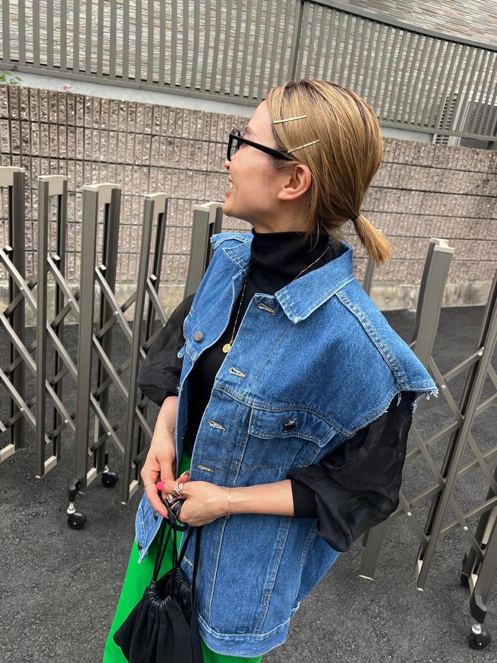 「大人カジュアル、カラーコーデ、ootd、カジュアルコーデ、古着、古着MIX、シンプルコーデ、着回しコーデ、メガネ女子」｜「JEANASISのストレッチカラースラックスパンツ/863463（その他パンツ、グリーン系）」を使った、aiさん（レディース・161cm）の春コーディネートの3枚目の写真
