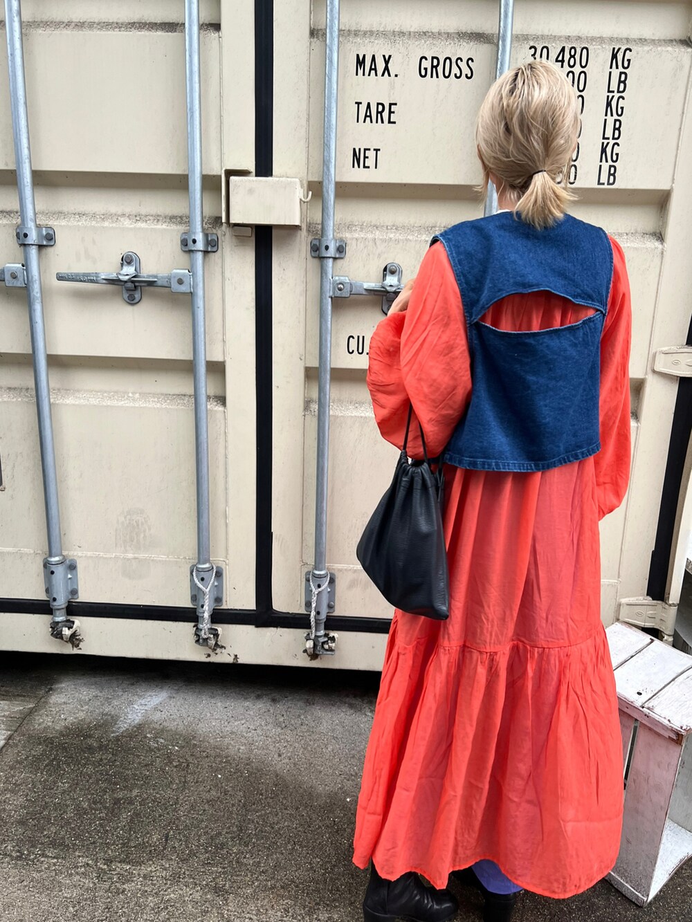 「秋ルック紹介するよ、オトナカジュアル、おしゃれさんと繋がりたい、プチプラコーデ、ママコーデ、シンプルコーデ、着回しコーデ、ワンピース」｜「select MOCAの2022 SS 2WAYシアーティアードマキシワンピース（ワンピース、レッド系）」を使った、aiさん（レディース・161cm）の秋コーディネートの3枚目の写真