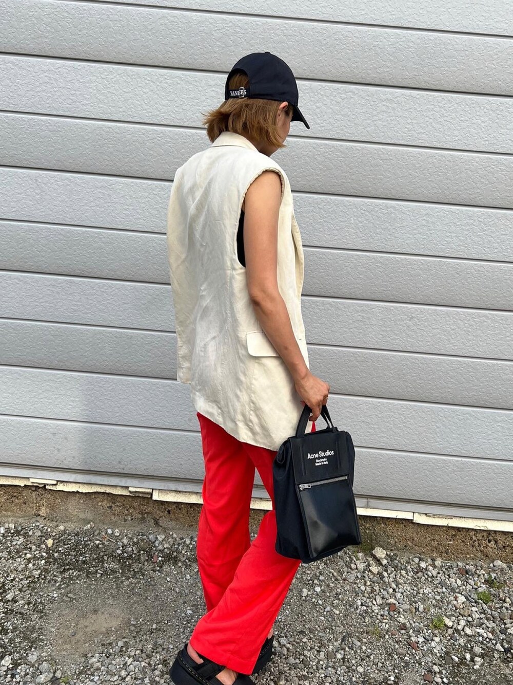 「シンプルコーデ、夏コーデ、カジュアルコーデ、今日のコーデ、プチプラコーデ、ootd、カラーパンツ」｜「Acne StudiosのAcne Studios Leather-Trimmed Nylon Tote Bag（トートバッグ、ブラック系）」を使った、aiさん（レディース・161cm）の夏コーディネートの2枚目の写真