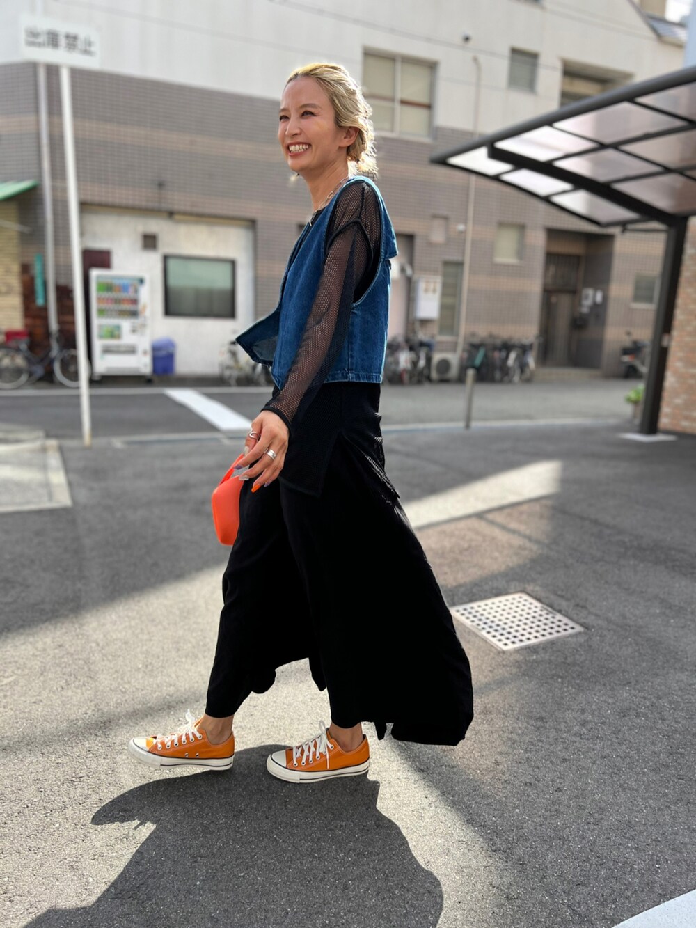 「秋ルック紹介するよ、秋服コーデ、大人カジュアル、シンプル、おしゃれさんと繋がりたい、ootd、ワンピーススタイル、ママコーデ、着回しコーデ、黒、デニムベスト」｜「CIAOPANICのバックオープンデニムクロップドベスト（ベスト、ブルー系）」を使った、aiさん（レディース・161cm）の秋コーディネートの3枚目の写真