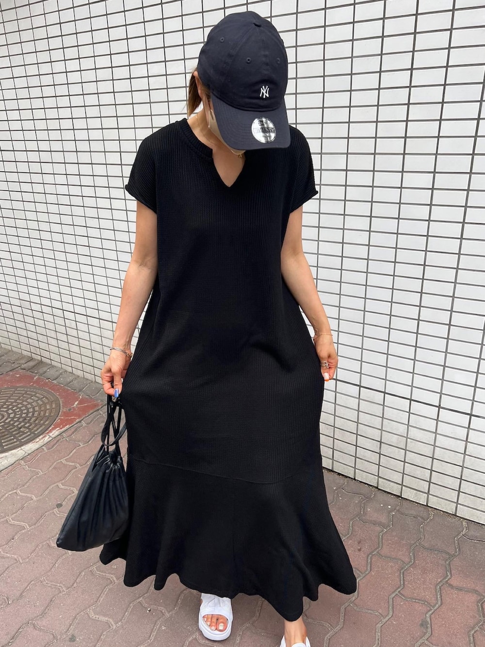 「夏コーデ、大人カジュアル、サンダルコーデ、シンプルコーデ、ラクチンコーデ、着回しコーデ、プチプラコーデ、ワンピース」｜「CIAOPANIC TYPYの2WAYサーマルマーメイドスキッパーロングワンピース（ワンピース、ブラック系）」を使った、aiさん（レディース・161cm）の夏コーディネートの2枚目の写真