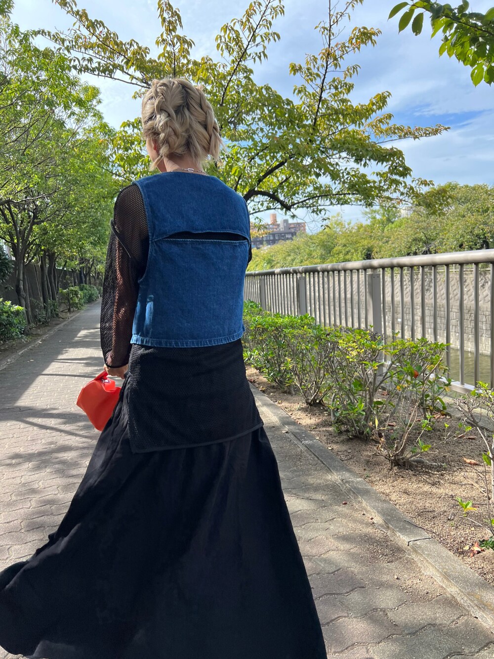 「秋ルック紹介するよ、秋服コーデ、大人カジュアル、シンプル、おしゃれさんと繋がりたい、ootd、ワンピーススタイル、ママコーデ、着回しコーデ、黒、デニムベスト」｜「CIAOPANICのバックオープンデニムクロップドベスト（ベスト、ブルー系）」を使った、aiさん（レディース・161cm）の秋コーディネートの2枚目の写真