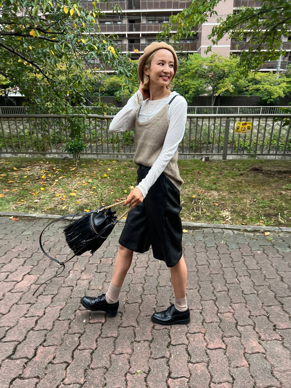 「秋ルック紹介するよ、秋服、カジュアルコーデ、お洒落さんとつながりたい、お出かけコーデ、シンプルスタイル、着回しコーデ、プチプラ、大人カジュアル、ママコーデ」｜「Bonjour Saganの【2022 S/S 新作】フェイクレザーバミューダパンツ（その他パンツ、ブラック系）」を使った、aiさん（レディース・161cm）の秋コーディネートの2枚目の写真