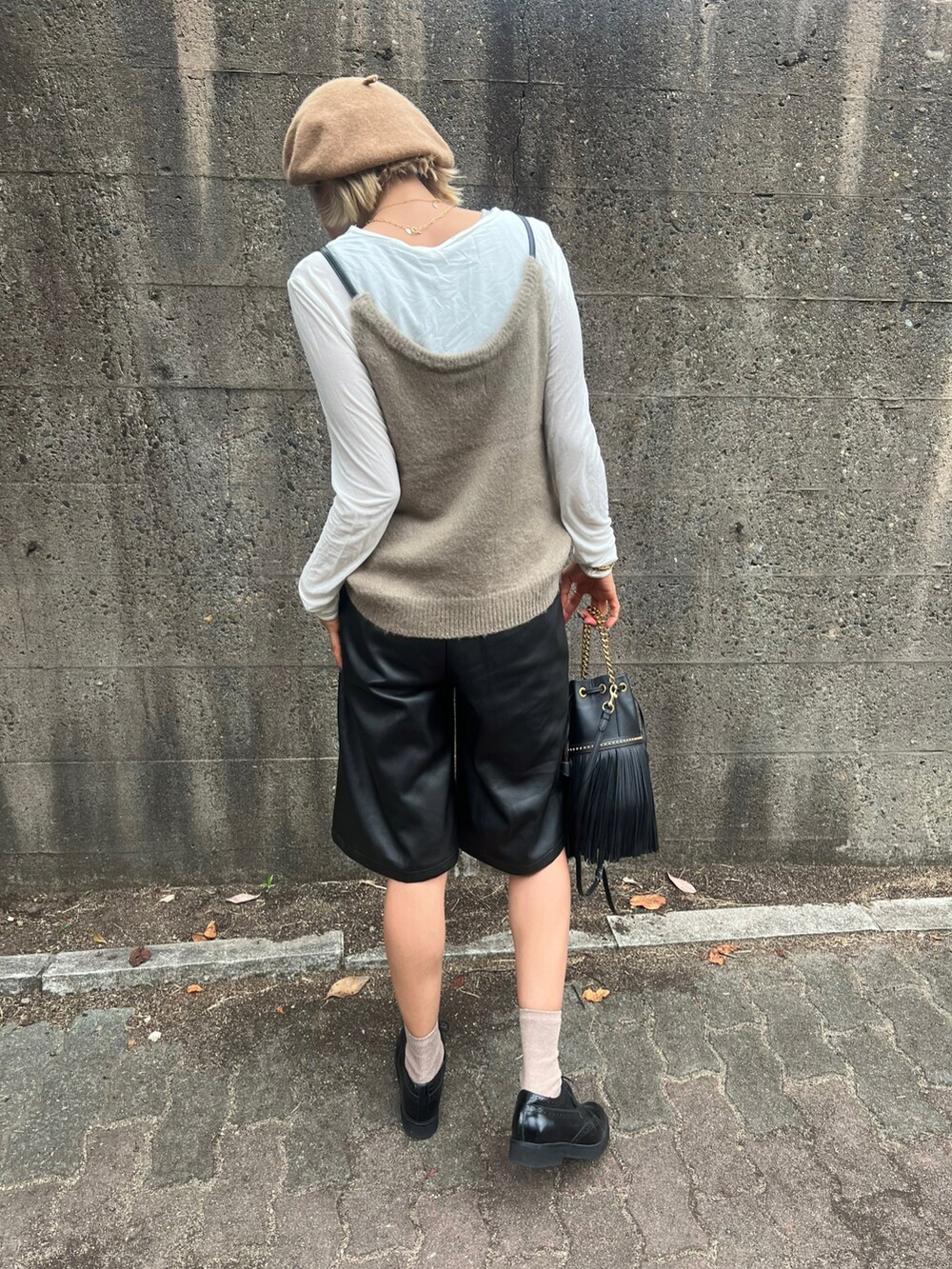 「秋ルック紹介するよ、秋服、カジュアルコーデ、お洒落さんとつながりたい、お出かけコーデ、シンプルスタイル、着回しコーデ、プチプラ、大人カジュアル、ママコーデ」｜「Bonjour Saganの【2022 S/S 新作】フェイクレザーバミューダパンツ（その他パンツ、ブラック系）」を使った、aiさん（レディース・161cm）の秋コーディネートの4枚目の写真