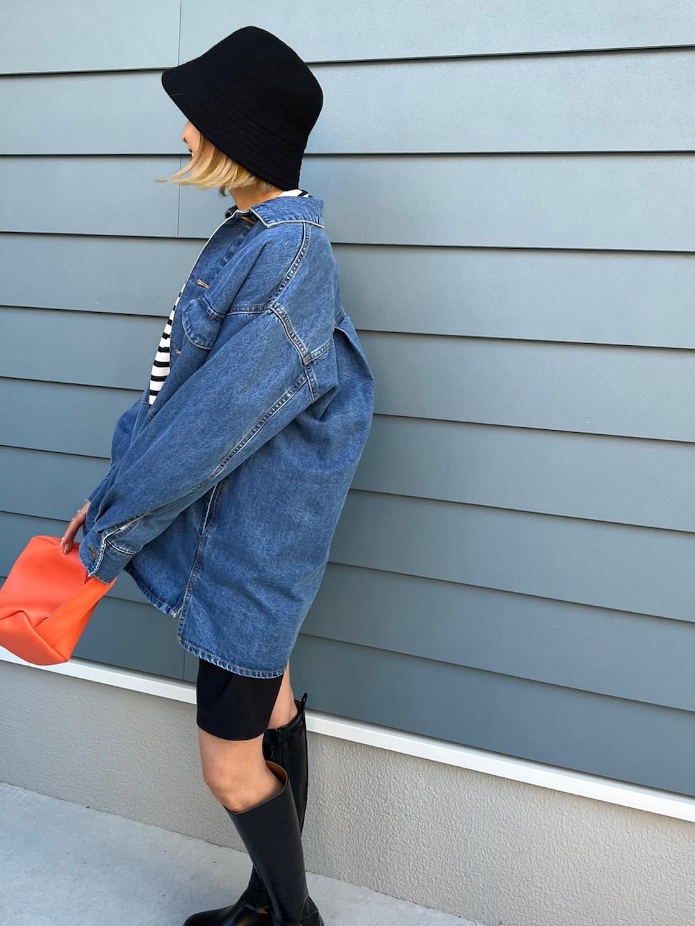 ブルー系のデニムジャケット、ブラック系のその他パンツ、ブラック系のブーツを着用したレディースの秋コーディネートの2枚目の写真