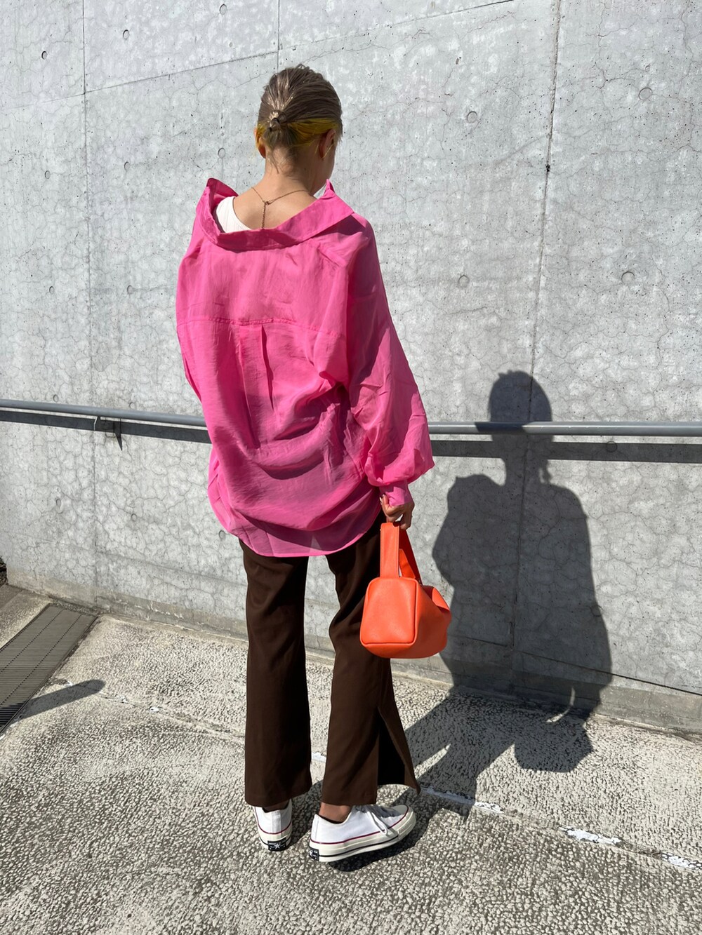 「大人カジュアル、秋コーデ、カジュアルコーデ、カラーコーデ、シャツコーデ、シンプルコーデ、着回しコーデ、ママコーデ、30代コーデ、161cm、アラフォーママコーデ」｜「ct70のアイテム（スニーカー、ブラック系）」を使った、aiさん（レディース・161cm）の秋コーディネートの3枚目の写真