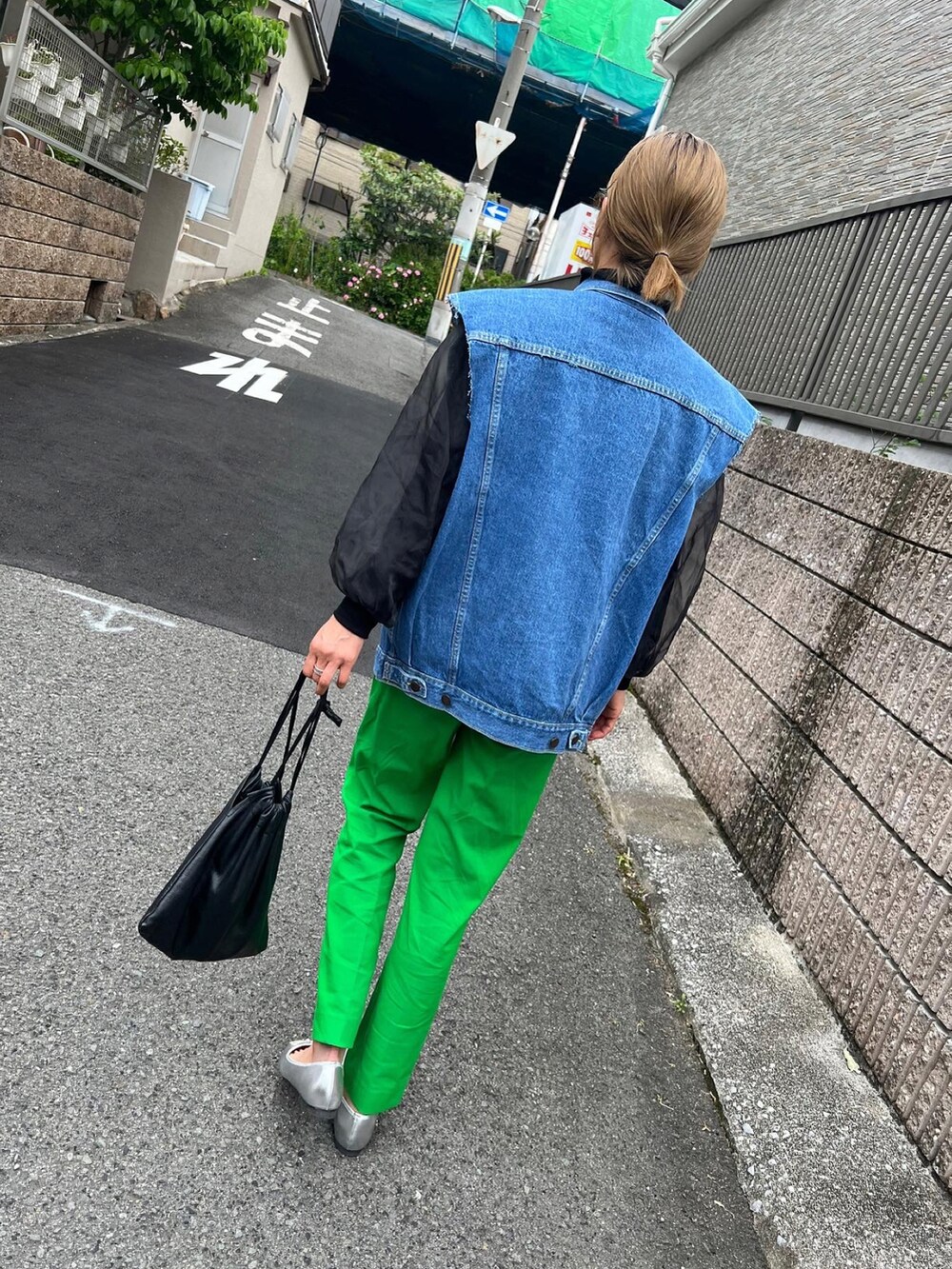 「大人カジュアル、カラーコーデ、ootd、カジュアルコーデ、古着、古着MIX、シンプルコーデ、着回しコーデ、メガネ女子」｜「JEANASISのストレッチカラースラックスパンツ/863463（その他パンツ、グリーン系）」を使った、aiさん（レディース・161cm）の春コーディネートの2枚目の写真
