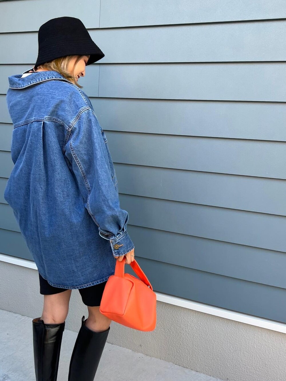 ブルー系のデニムジャケット、ブラック系のその他パンツ、ブラック系のブーツを着用したレディースの秋コーディネートの3枚目の写真