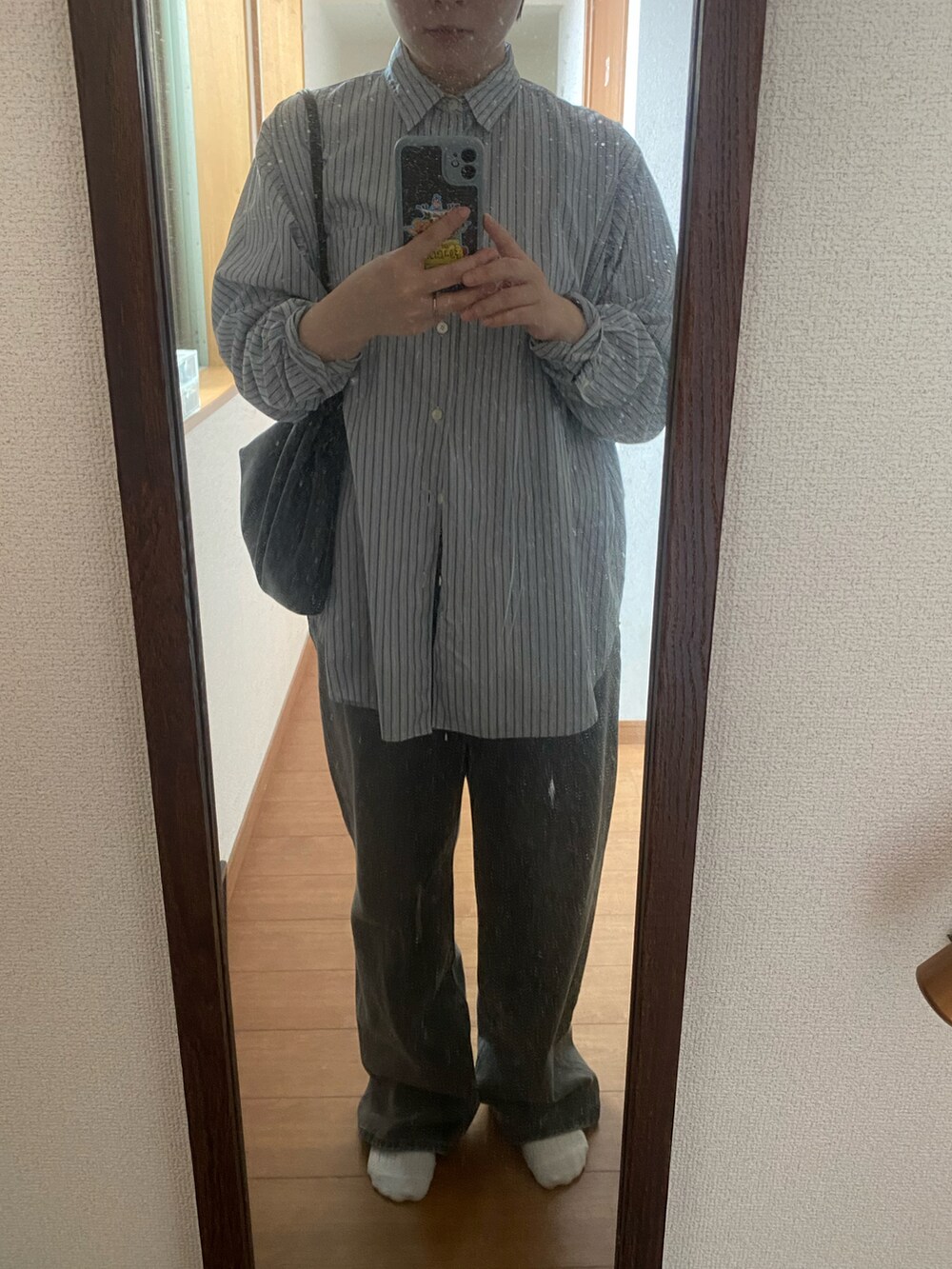 「シンプルスタイル、秋のコーデ、秋服、パンツコーデ、今日のコーデ、ラフコーデ、シャツスタイル」｜「UNIQLOのアイテム（デニムパンツ、グレー系）」を使った、のんさん（レディース・161cm）の秋コーディネートの2枚目の写真