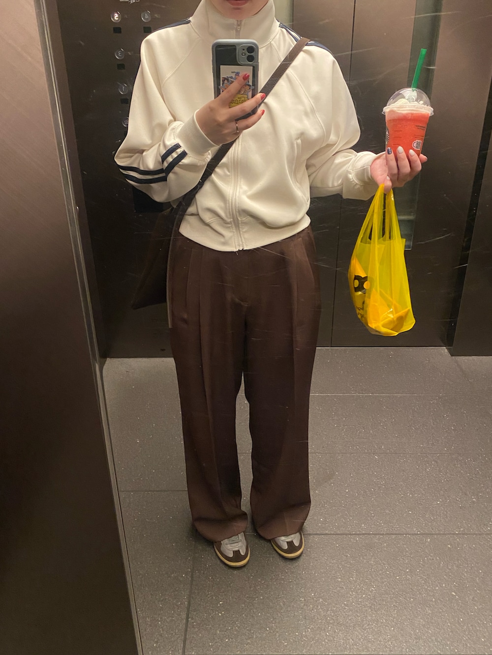 「ショルダーバッグ、ワイドパンツ、タックパンツ、スラックスパンツ」｜「TODAYFULのタックワイドトラウザース（デニムパンツ、ブラウン系）」を使った、のんさん（レディース・161cm）の春コーディネートの2枚目の写真
