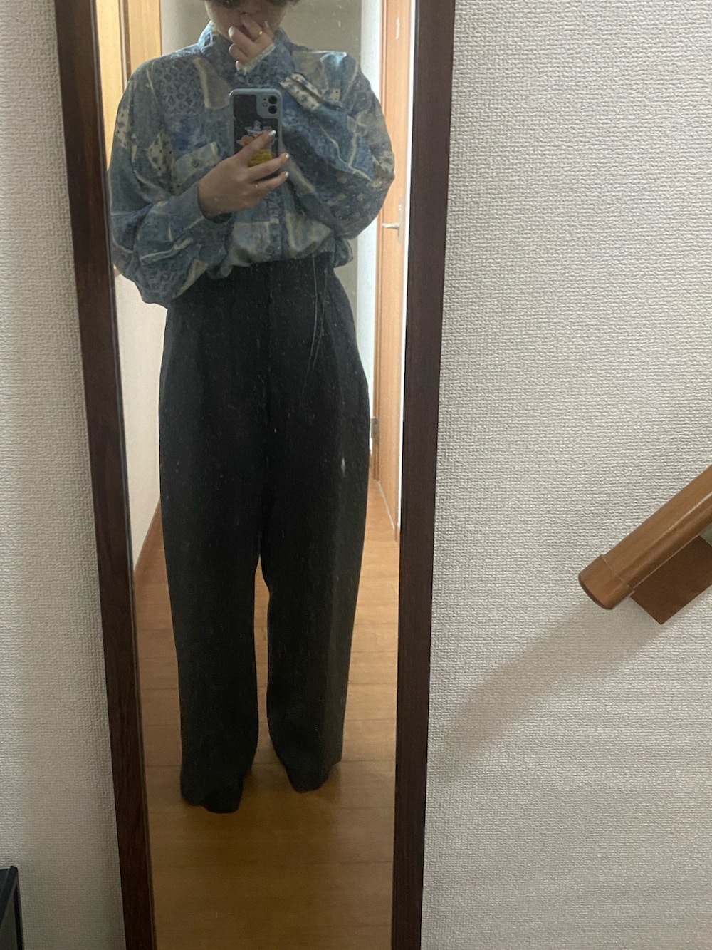 「秋コーデ、休日スタイル、古着MIX、古着コーデ、柄シャツ」｜「TODAYFULのBonding Wide Trousers（その他パンツ、グレー系）」を使った、のんさん（レディース・161cm）の秋コーディネートの2枚目の写真