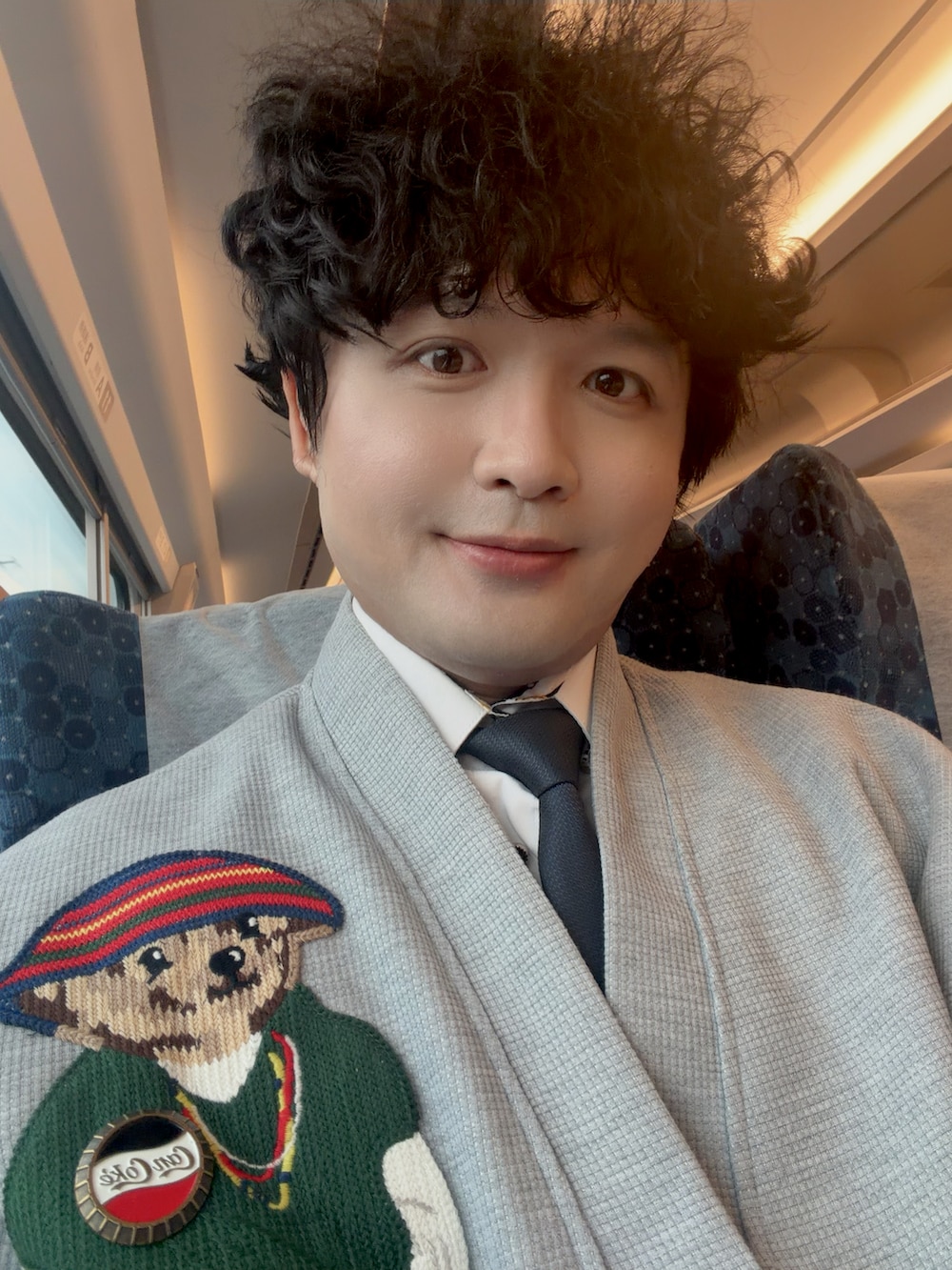 グレー系のジャケット/アウターを着用したメンズの春コーディネートの2枚目の写真