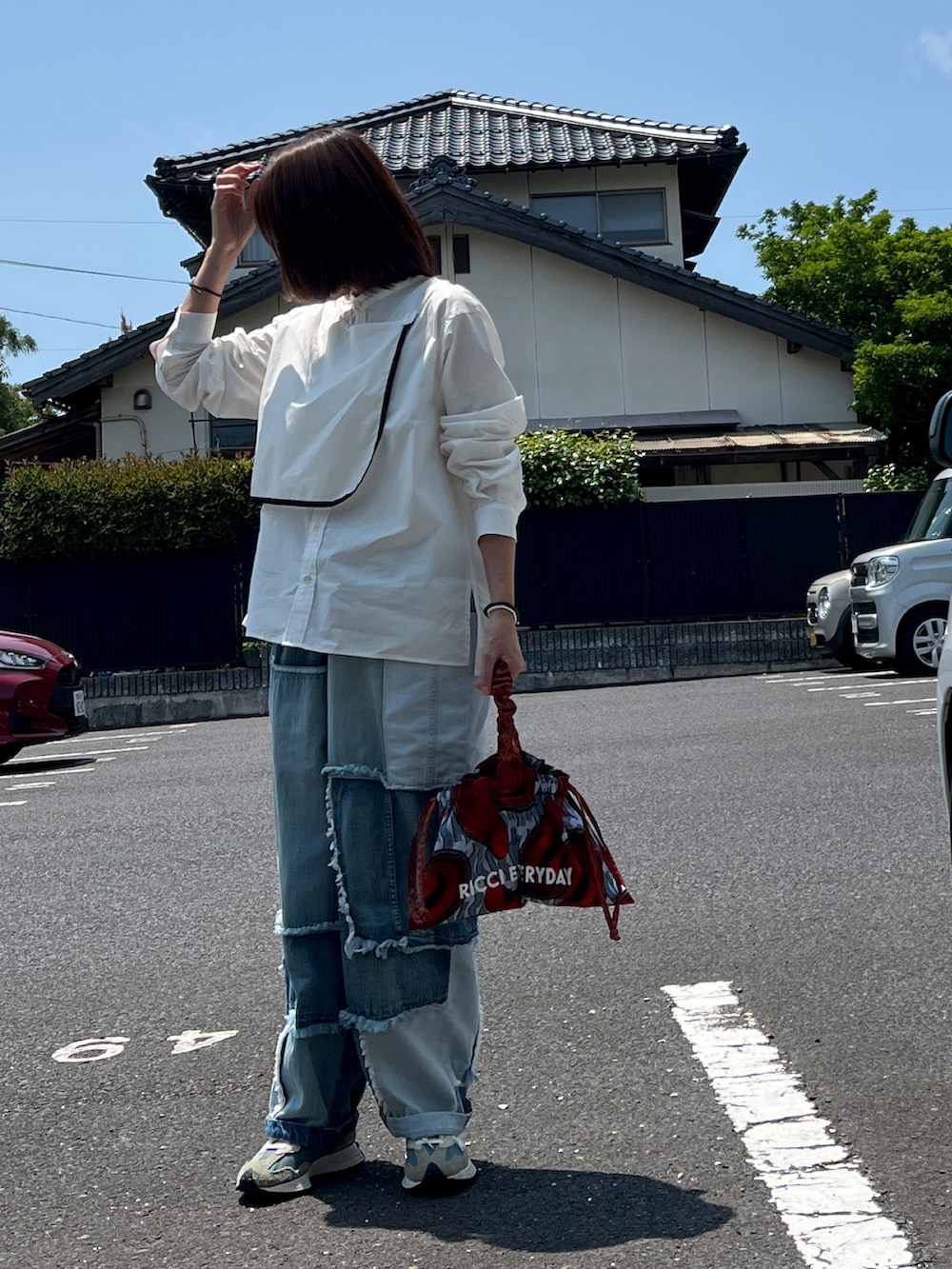 「白シャツ、シャツスタイル、デニム、パッチワーク、パッチワークデニム、初夏コーデ、おでかけコーデ、シンプルスタイル、オトナカワイイ、ママコーデ」｜「nunuformeのアイテム（シャツ/ブラウス、ホワイト系）」を使った、☺︎ゆき❅*॰ॱさん（レディース・164cm）の春コーディネートの3枚目の写真