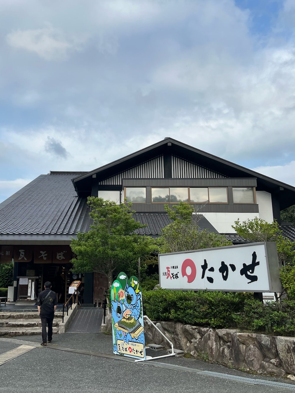 ブラック系のTシャツ/カットソー、ブラック系のスニーカー、ブラック系のその他パンツを着用したレディースの夏コーディネートの2枚目の写真