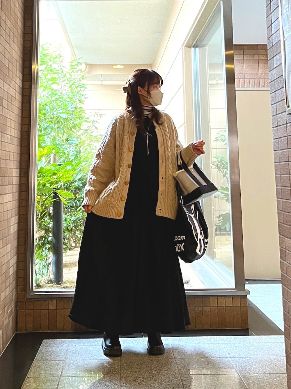 「大人コーデ、ニットコーデ、冬、スカートスタイル、カーディガンコーデ、黒ワンピ、ボーダートップス、ボーダーニット、サイドゴアブーツ、リボンネックレス、トートバッグ」|「CAROLINA GLASERのCAROLINA GLASER / BSオープン 麻混ワンピース(ワンピース、ブラック系)」を使った、☺︎ゆき❅*॰ॱさん(レディース・164cm)の冬コーディネートの2枚目の写真