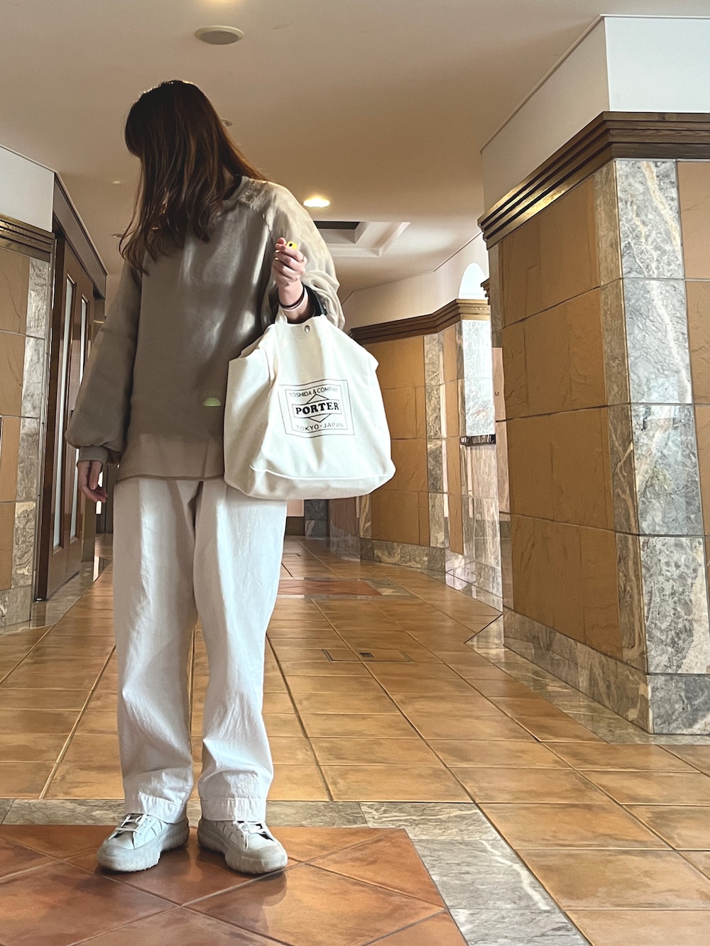 「ファッションを楽しもう、お出かけコーデ、シンプル、サロペット、淡色コーデ、白サロペット、ハイカットスニーカー、PORTER、スウェット、トートバッグ、オーガンジー、ボリューム袖」｜「Babのシアーレイヤード裏毛スウェット（スウェット、ベージュ系）」を使った、☺︎ゆき❅*॰ॱさん（レディース・164cm）の秋コーディネートの2枚目の写真