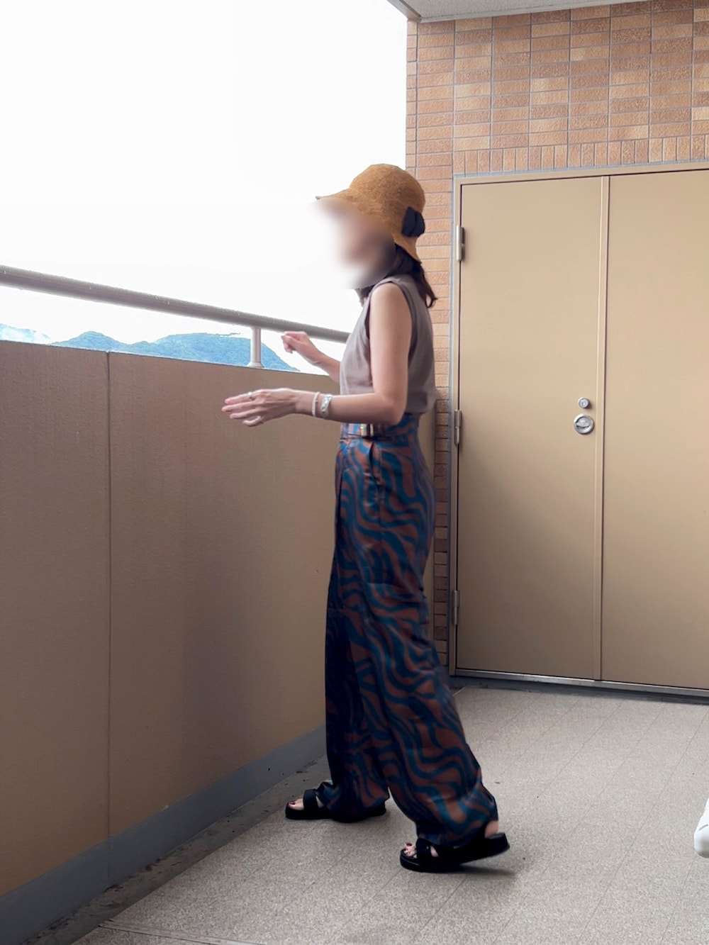 「おでかけコーデ、むぎわら帽子、夏コーデ、ハイウエストパンツ、イエベ春、スポーツサンダル、ストレートパンツ、ウェーブ柄、ノースリーブ、シルバーアクセサリー、ママコーデ」｜「MURUAのウェーブプリントサイドベルトパンツ（スラックス、ブルー系）」を使った、☺︎ゆき❅*॰ॱさん（レディース・164cm）の夏コーディネートの2枚目の写真