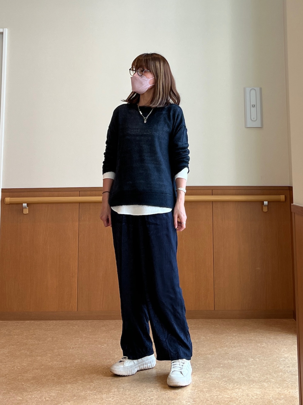 「春服デビュー宣言、オトナ女子、大人カジュアル、ゆるコーデ、シンプルコーデ、メガネ女子、ネイビー×ホワイト、ネイビー、サテンパンツ、ペイズリー、スニーカー、ハイカットスニーカー、春、ネイビーニット」｜「RAGEBLUEの天竺ロング/レイヤードロンT/217831（Tシャツ/カットソー、ホワイト系）」を使った、☺︎ゆき❅*॰ॱさん（レディース・164cm）の春コーディネートの2枚目の写真