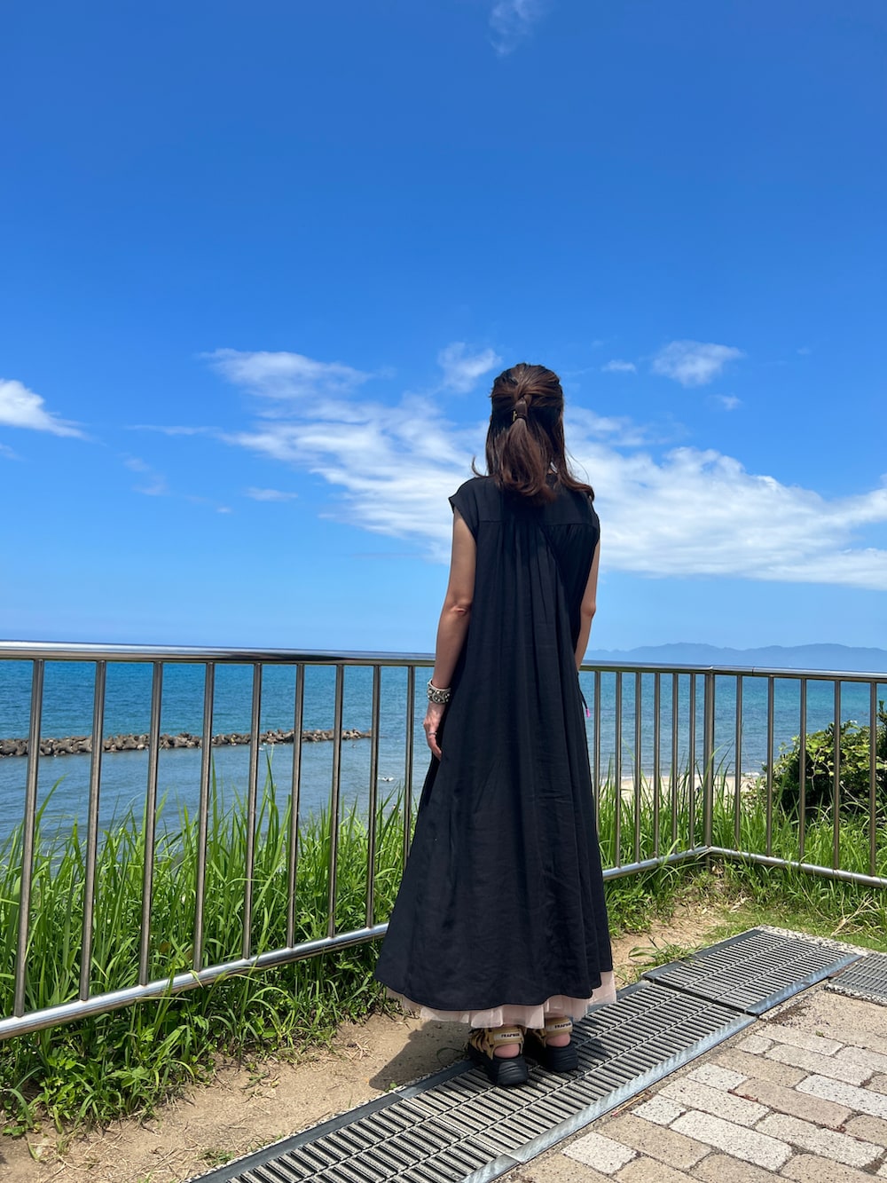 「お出かけコーデ、夏コーデ、大人女子、厚底サンダル、ワンピーススタイル、ブラック、楽ちんコーデ、スポーツサンダル、ワンピースコーデ、フラボア、ピンク×ブラック、チュールスカート」｜「natural coutureのたっぷりギャザーノースリワンピース（ワンピース、ブラック系）」を使った、☺︎ゆき❅*॰ॱさん（レディース・164cm）の夏コーディネートの2枚目の写真