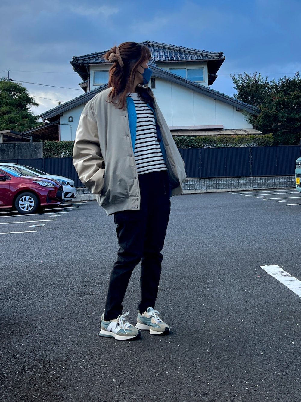 「バーシティジャケット、ボーダー、ボーダーTシャツ、カーディガン、パンツスタイル、ラクチンコーデ、ブルー、ブルーニット、ニューバランス、キャンパーパンツ、ママコーデ」｜「Universal Style WearのUniversal Style Wear バーシティ ジャケット（ブルゾン、ベージュ系）」を使った、☺︎ゆき❅*॰ॱさん（レディース・164cm）の冬コーディネートの2枚目の写真