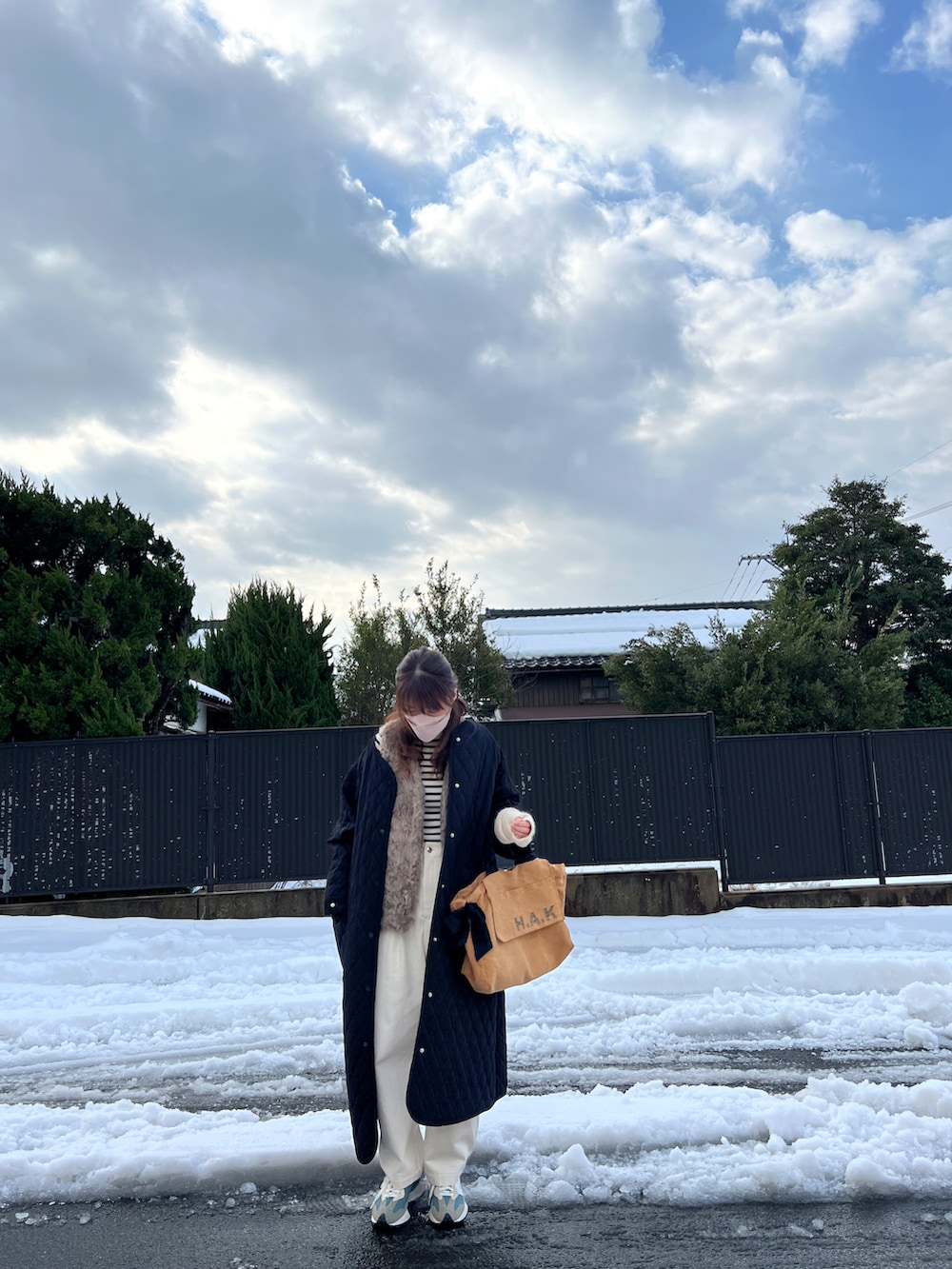 「お出かけコーデ、雪の日、ロングコート、カーブパンツ、ボーダートップス、ボーダーニット、ベスト、ファーベスト、ニューバランス、トートバッグ、ママコーデ、ノーカラーコート、アームウォーマー、アームカバー、キルティングコート」|「Libra Cueの2020/AW キルティングロングコート(ノーカラーコート、ブラック系)」を使った、☺︎ゆき❅*॰ॱさん(レディース・164cm)の冬コーディネートの2枚目の写真