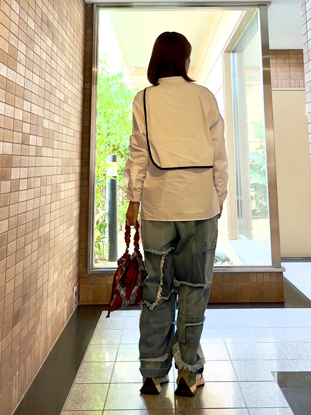 「白シャツ、シャツスタイル、デニム、パッチワーク、パッチワークデニム、初夏コーデ、おでかけコーデ、シンプルスタイル、オトナカワイイ、ママコーデ」｜「nunuformeのアイテム（シャツ/ブラウス、ホワイト系）」を使った、☺︎ゆき❅*॰ॱさん（レディース・164cm）の春コーディネートの2枚目の写真