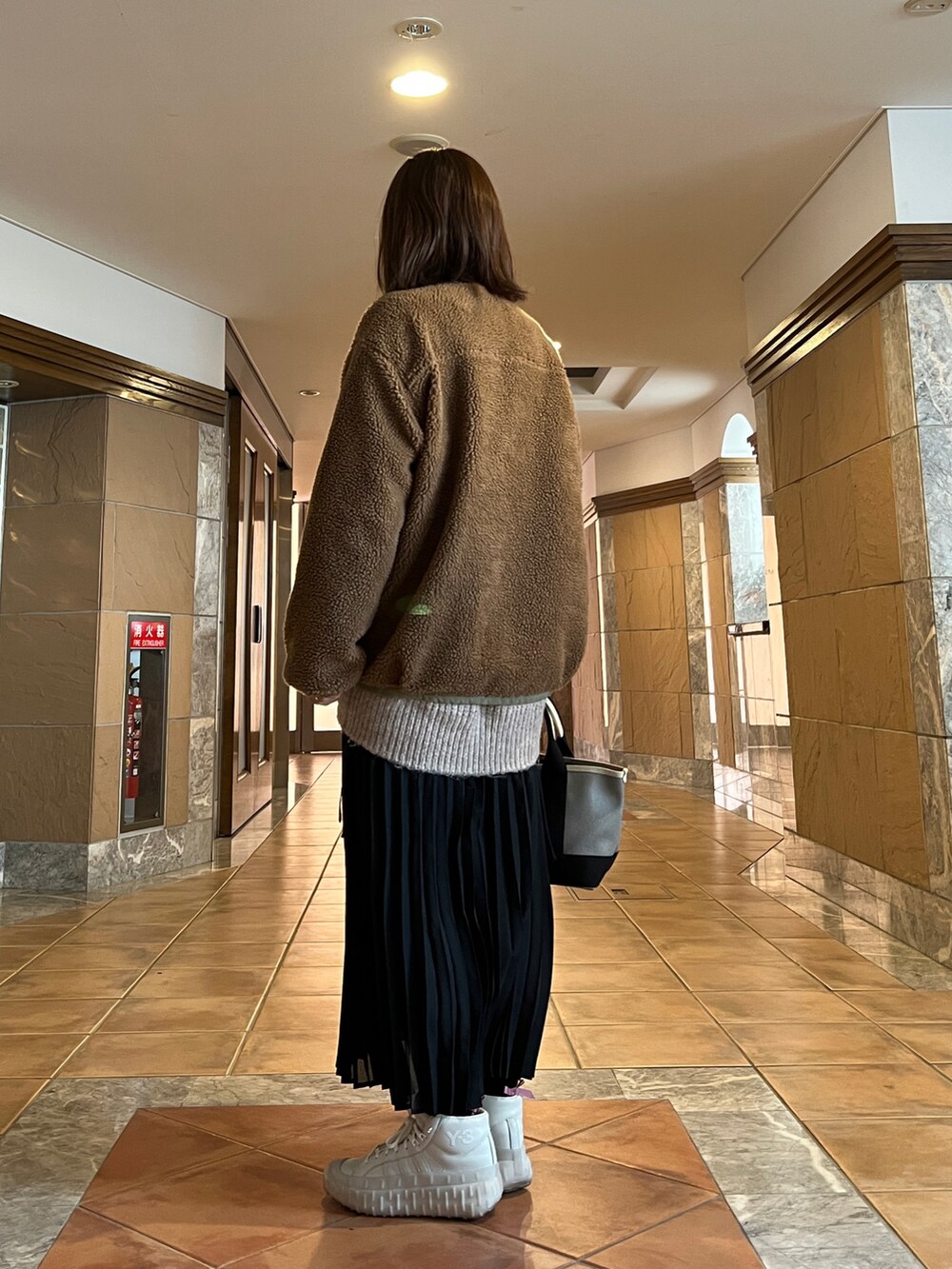 「あけましておめでとうございます！、ボアジャケット、ボア、ボアブルゾン、alpha、黒スカート、プリーツスカート、白スニーカー、ハイカットスニーカー、トートバッグ、ママコーデ」｜「ALPHAのノーカラーボアジャケット（その他アウター、ブラウン系）」を使った、☺︎ゆき❅*॰ॱさん（レディース・164cm）の冬コーディネートの2枚目の写真