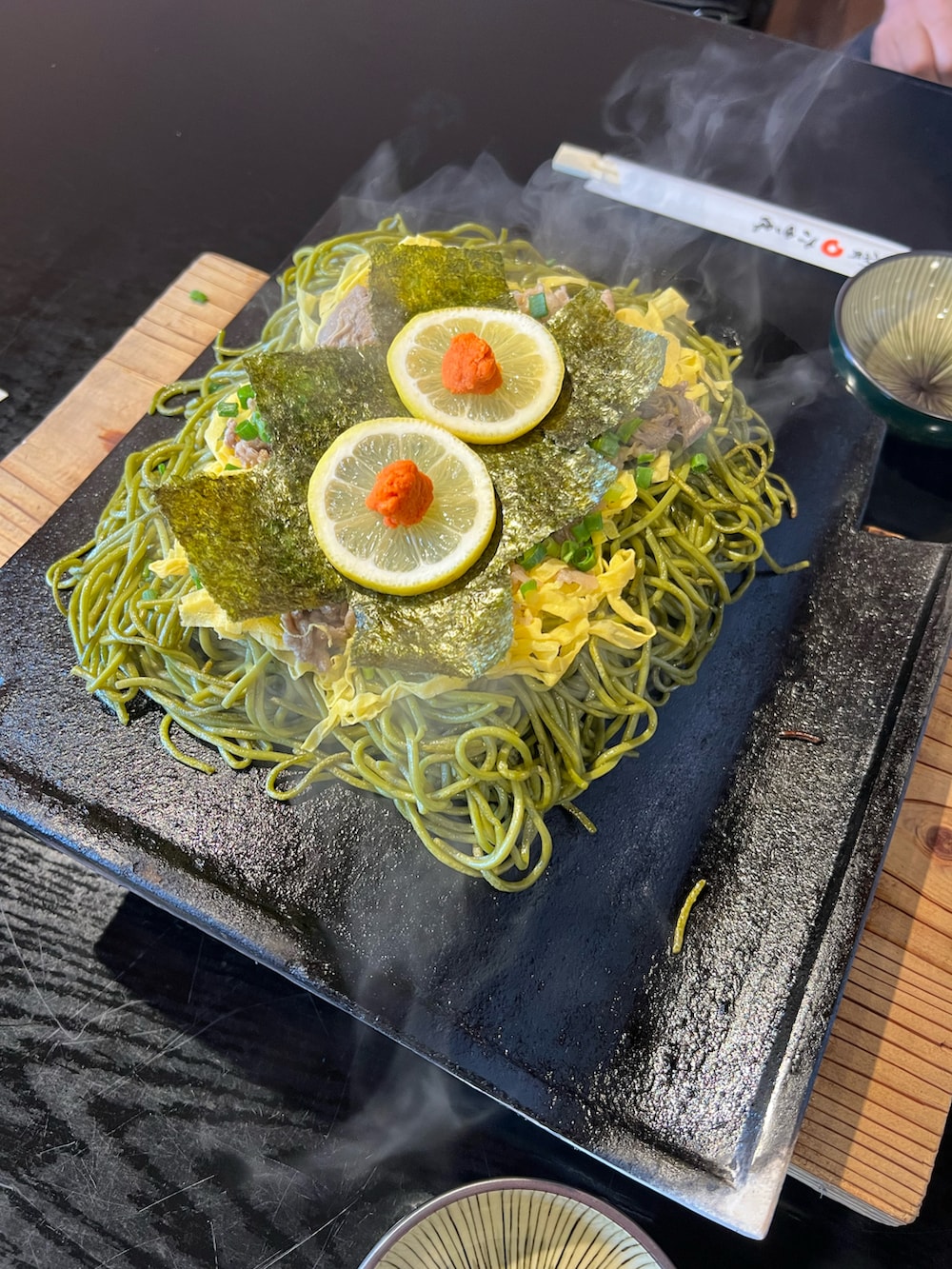 ブラック系のTシャツ/カットソー、ブラック系のスニーカー、ブラック系のその他パンツを着用したレディースの夏コーディネートの3枚目の写真