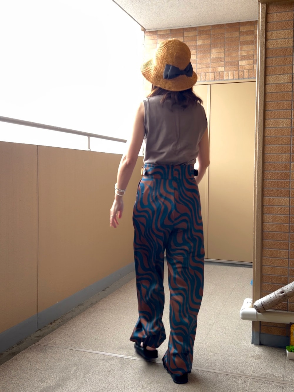 「おでかけコーデ、むぎわら帽子、夏コーデ、ハイウエストパンツ、イエベ春、スポーツサンダル、ストレートパンツ、ウェーブ柄、ノースリーブ、シルバーアクセサリー、ママコーデ」｜「MURUAのウェーブプリントサイドベルトパンツ（スラックス、ブルー系）」を使った、☺︎ゆき❅*॰ॱさん（レディース・164cm）の夏コーディネートの3枚目の写真