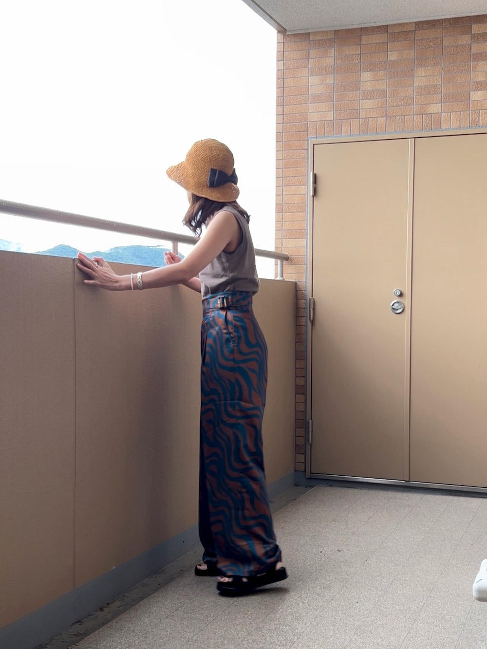 「おでかけコーデ、むぎわら帽子、夏コーデ、ハイウエストパンツ、イエベ春、スポーツサンダル、ストレートパンツ、ウェーブ柄、ノースリーブ、シルバーアクセサリー、ママコーデ」｜「MURUAのウェーブプリントサイドベルトパンツ（スラックス、ブルー系）」を使った、☺︎ゆき❅*॰ॱさん（レディース・164cm）の夏コーディネートの4枚目の写真