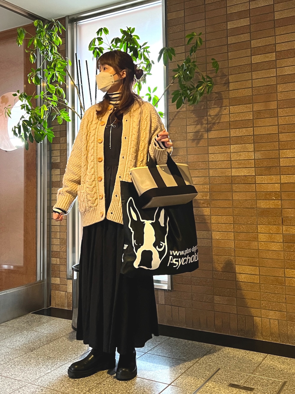 「大人コーデ、ニットコーデ、冬、スカートスタイル、カーディガンコーデ、黒ワンピ、ボーダートップス、ボーダーニット、サイドゴアブーツ、リボンネックレス、トートバッグ」|「CAROLINA GLASERのCAROLINA GLASER / BSオープン 麻混ワンピース(ワンピース、ブラック系)」を使った、☺︎ゆき❅*॰ॱさん(レディース・164cm)の冬コーディネートの3枚目の写真