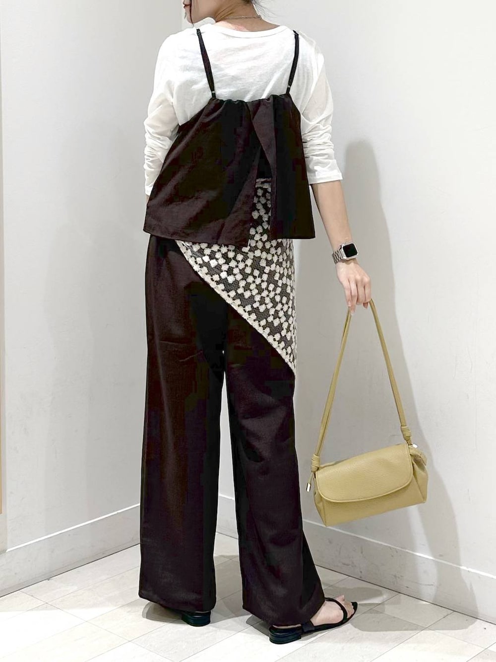 ブラック系のサンダル、イエロー系のショルダーバッグ、ブラウン系のサロペット/オーバーオールを着用したレディースの夏コーディネートの3枚目の写真