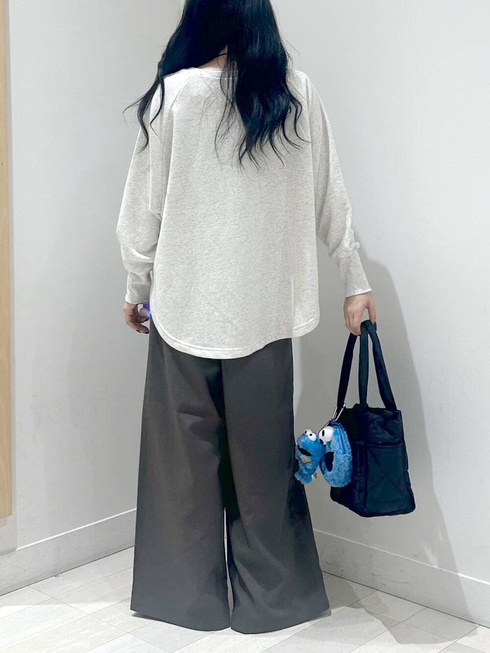 ブラウン系のその他パンツ、グレー系のTシャツ/カットソー、ブラック系のネックレスを着用したレディースの秋コーディネートの3枚目の写真