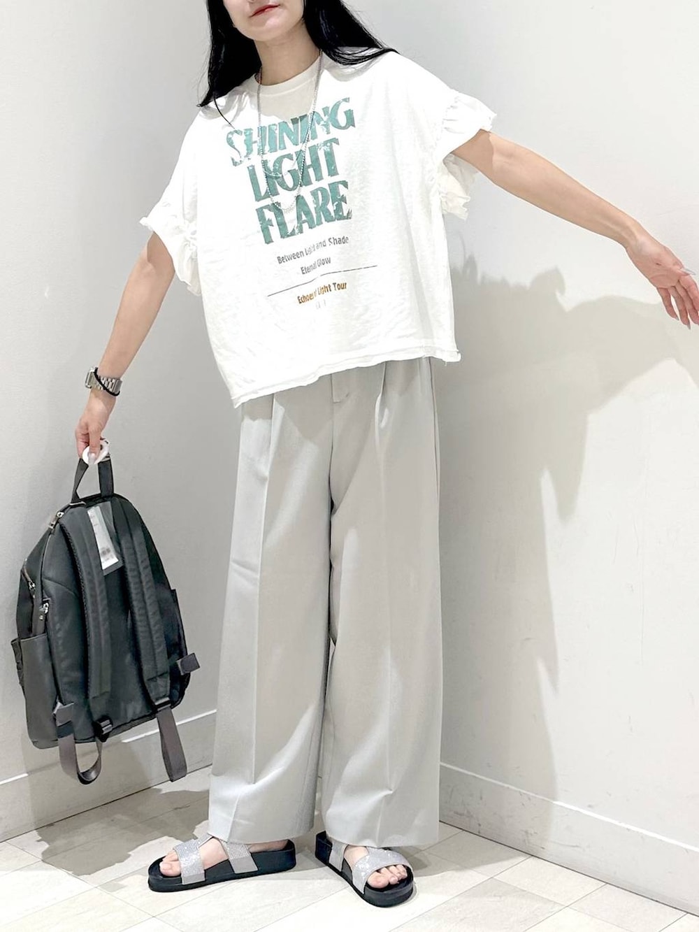 「カジュアル、着痩せ、ベーシック/シンプル、夏コーデ、ウツクシルエットパンツ_GLOBAL WORK」|「GLOBAL WORKの撥水軽量10ポケリュックミドル/136368(バックパック/リュック、グレー系)」を使った、ぽてとさん(レディース・158cm)の夏コーディネートの4枚目の写真