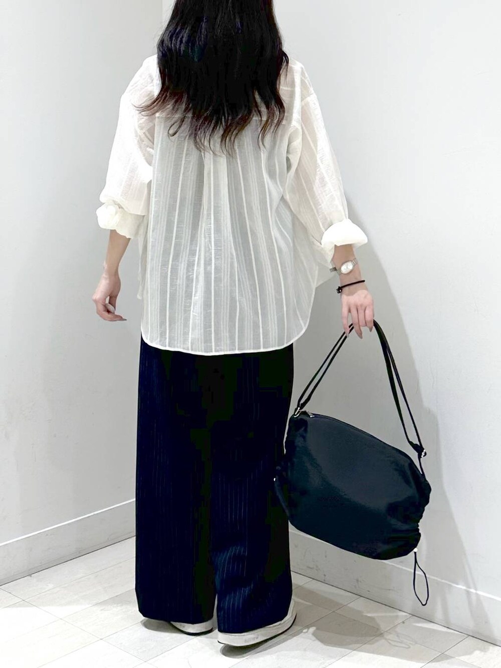 ホワイト系のシャツ/ブラウス、ブラック系のショルダーバッグ、ブルー系のその他パンツを着用したレディースの春コーディネートの3枚目の写真