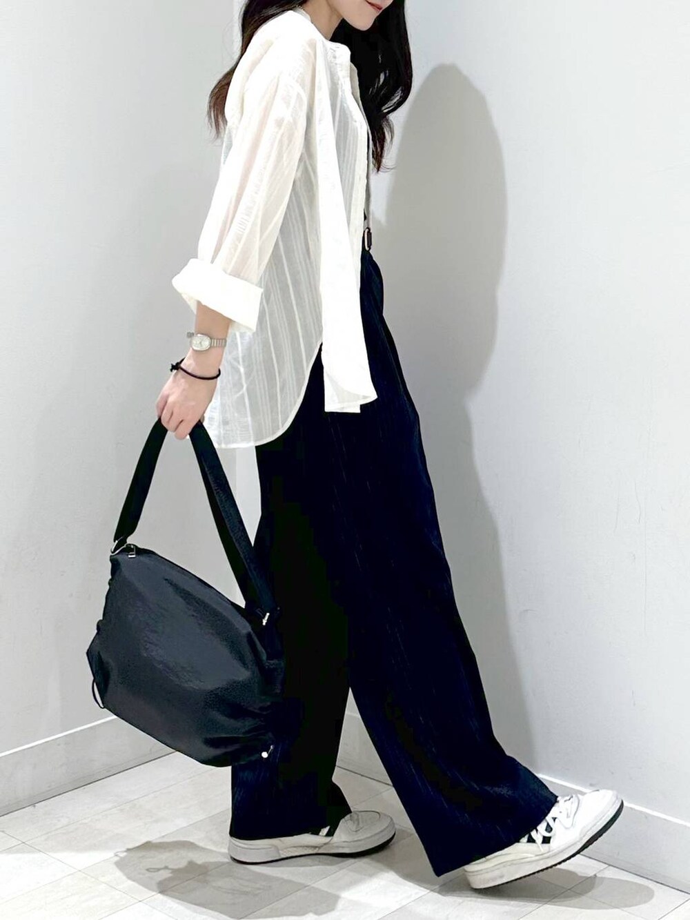 ホワイト系のシャツ/ブラウス、ブラック系のショルダーバッグ、ブルー系のその他パンツを着用したレディースの春コーディネートの2枚目の写真