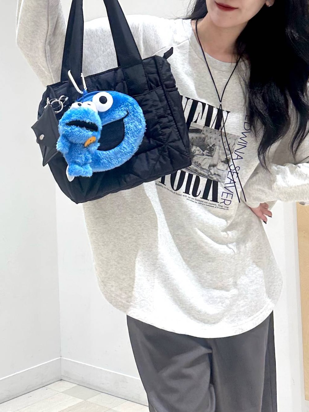 ブラウン系のその他パンツ、グレー系のTシャツ/カットソー、ブラック系のネックレスを着用したレディースの秋コーディネートの4枚目の写真