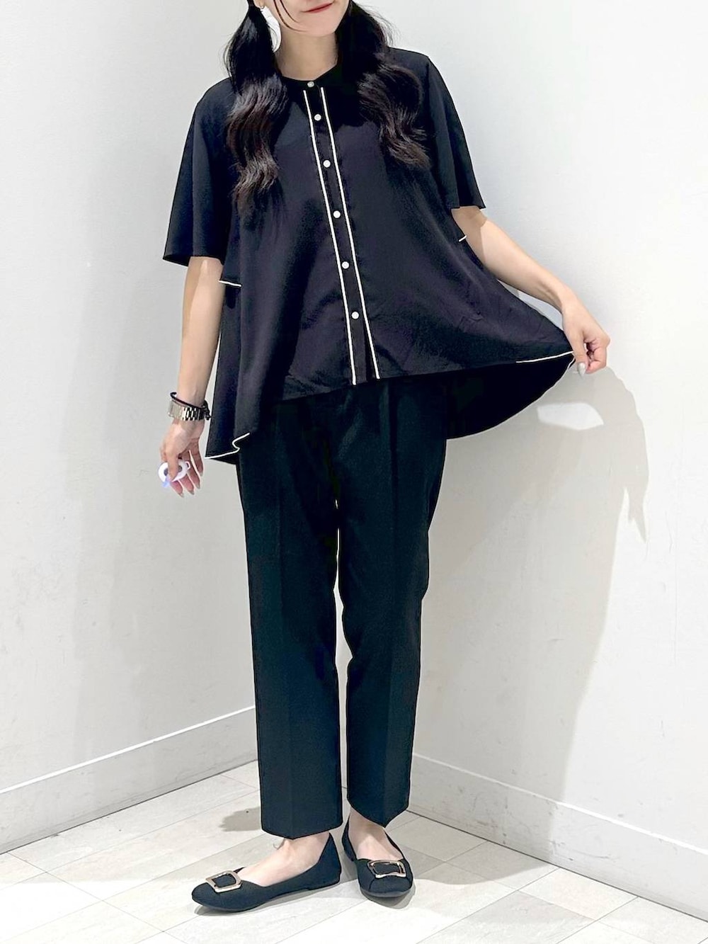 「ウツクシルエットパンツ_GLOBAL WORK、モード、着痩せ、ベーシック/シンプル、夏コーデ」｜「GLOBAL WORKのスペ軽変形3WAYBAG/234491（ショルダーバッグ、シルバー系）」を使った、ぽてとさん（レディース・158cm）の夏コーディネートの4枚目の写真