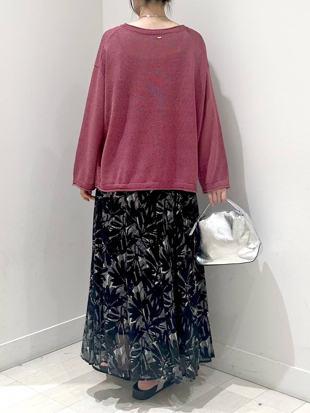 シルバー系のショルダーバッグ、グレー系のサンダル、ブラック系のスカートを着用したレディースの夏コーディネートの3枚目の写真