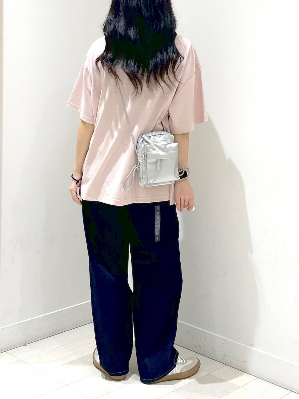 「カジュアル、着痩せ、体型カバー、ベーシック/シンプル、夏コーデ、Tシャツ」｜「GLOBAL WORKのGOODデニムバギーパンツ/118365（デニムパンツ、ブルー系）」を使った、ぽてとさん（レディース・158cm）の夏コーディネートの3枚目の写真