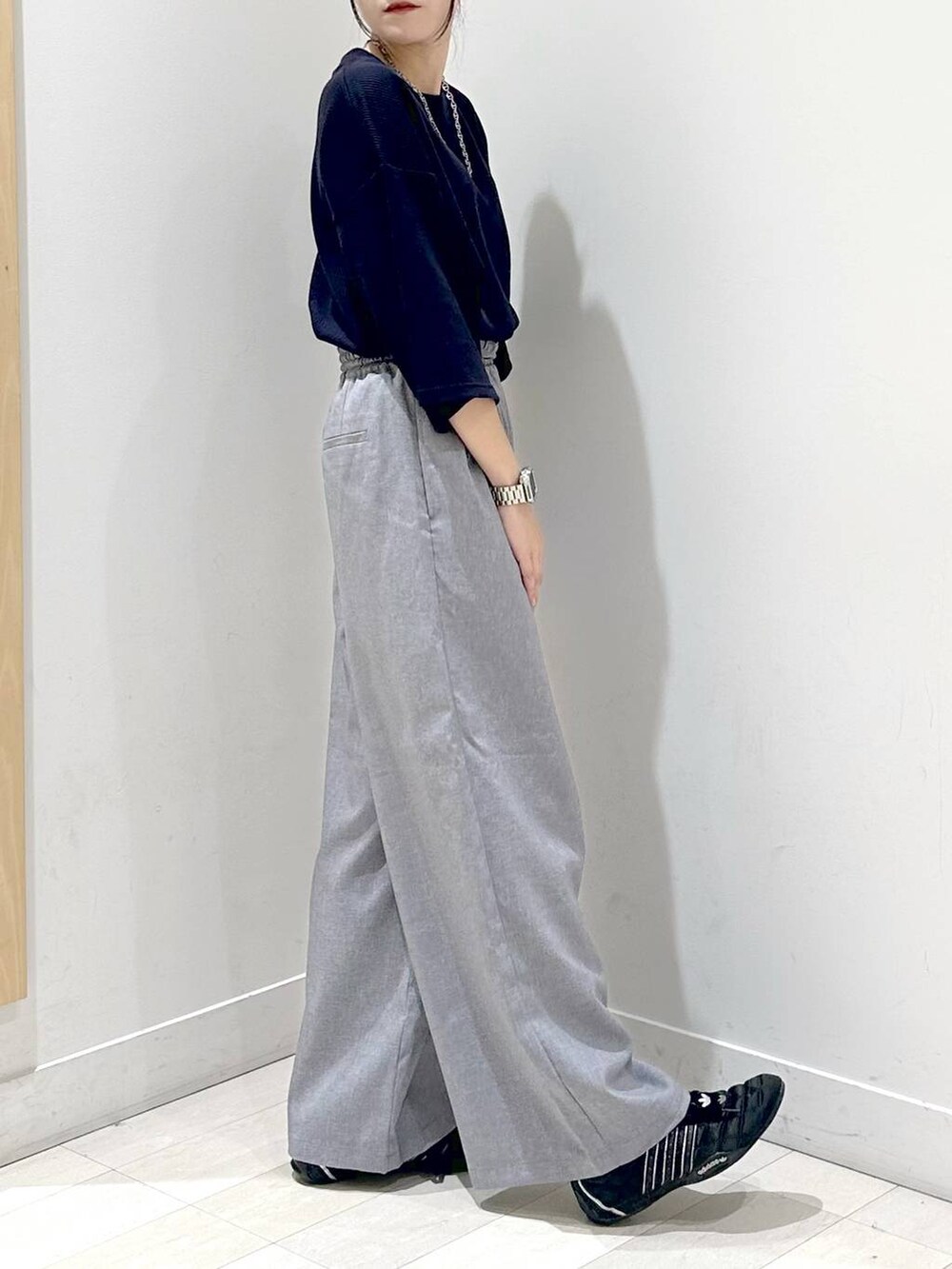 グレー系のその他パンツ、ブルー系のTシャツ/カットソーを着用したレディースの秋コーディネートの2枚目の写真
