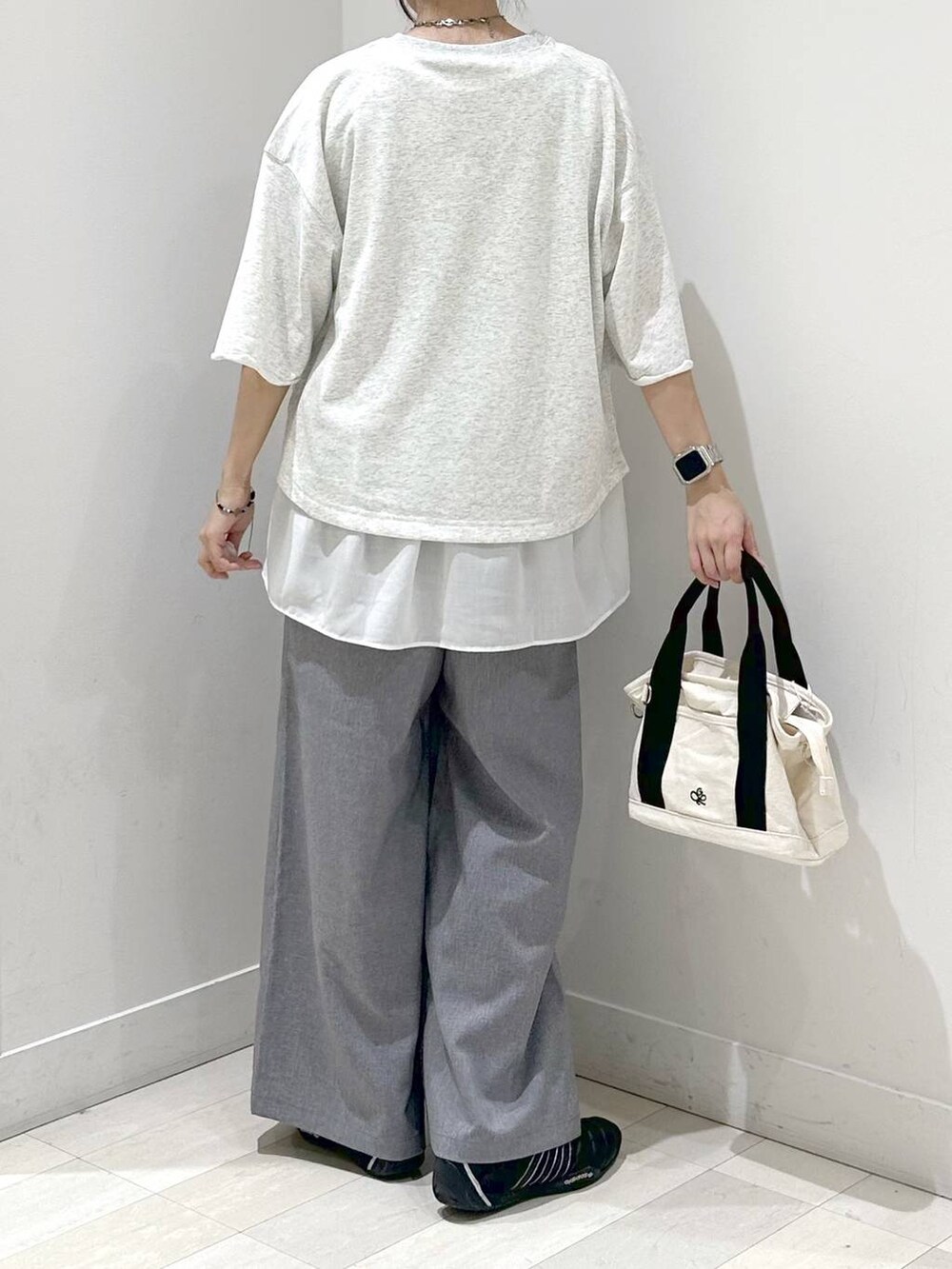 ホワイト系のトートバッグ、グレー系のその他パンツ、ホワイト系のタンクトップを着用したレディースの夏コーディネートの3枚目の写真