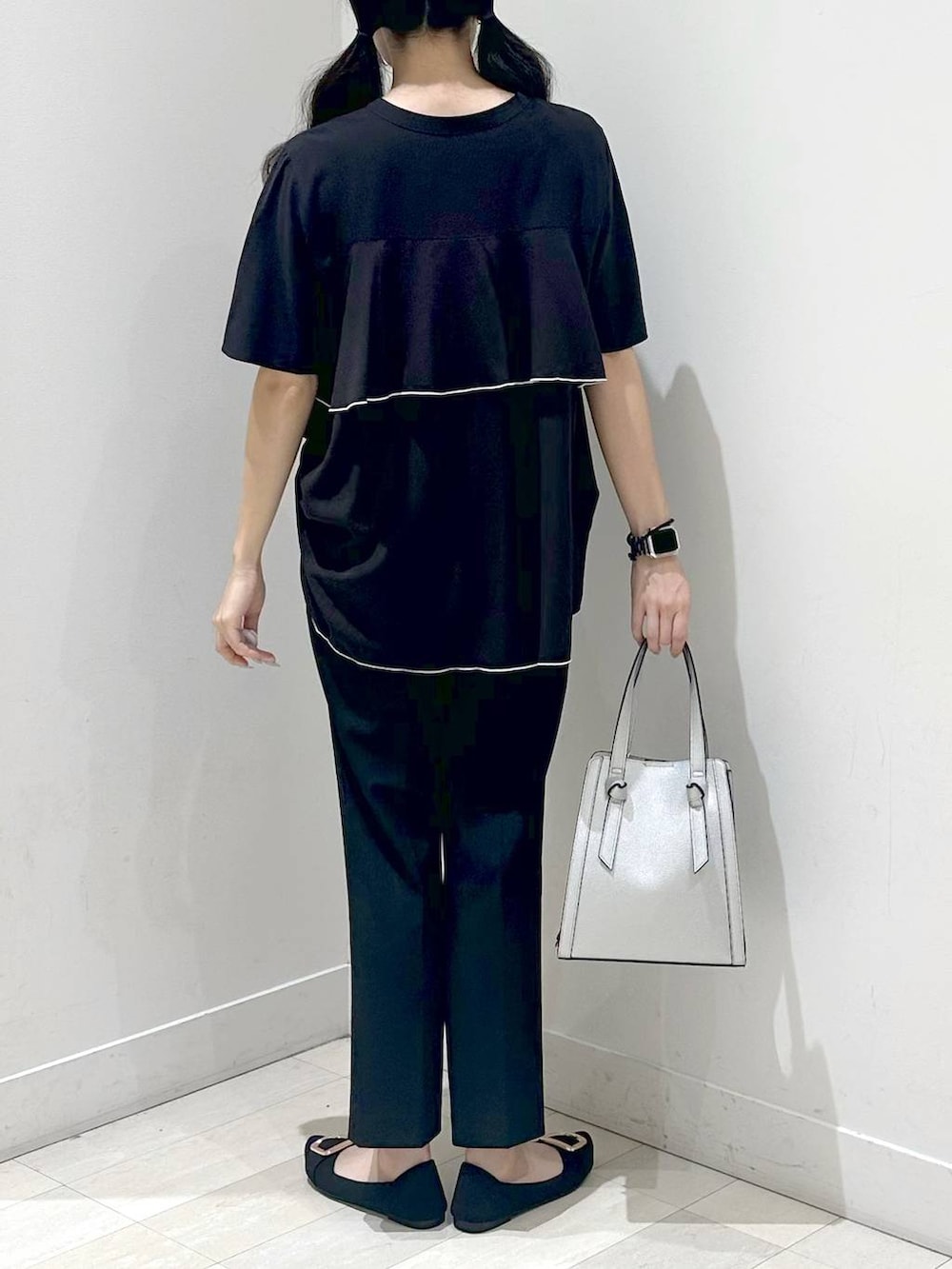 「ウツクシルエットパンツ_GLOBAL WORK、モード、着痩せ、ベーシック/シンプル、夏コーデ」｜「GLOBAL WORKのスペ軽変形3WAYBAG/234491（ショルダーバッグ、シルバー系）」を使った、ぽてとさん（レディース・158cm）の夏コーディネートの3枚目の写真