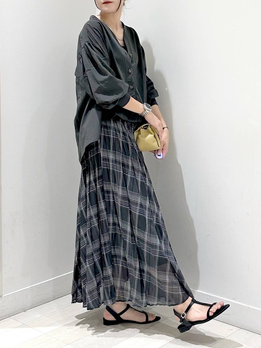 ブラック系のキャミソール、ブラック系のサンダル、ブラック系のシャツ/ブラウスを着用したレディースの秋コーディネートの2枚目の写真